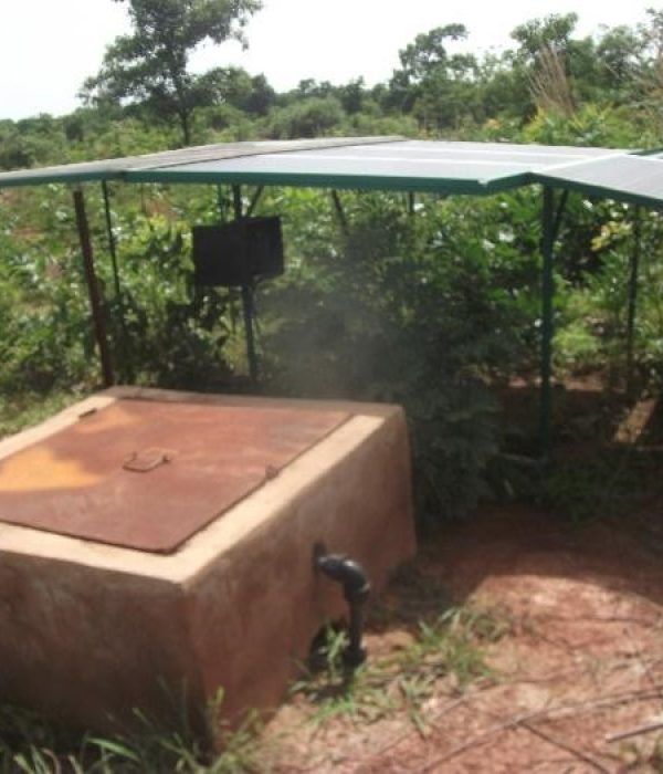 L’un des 2 forages avec plaques solaire